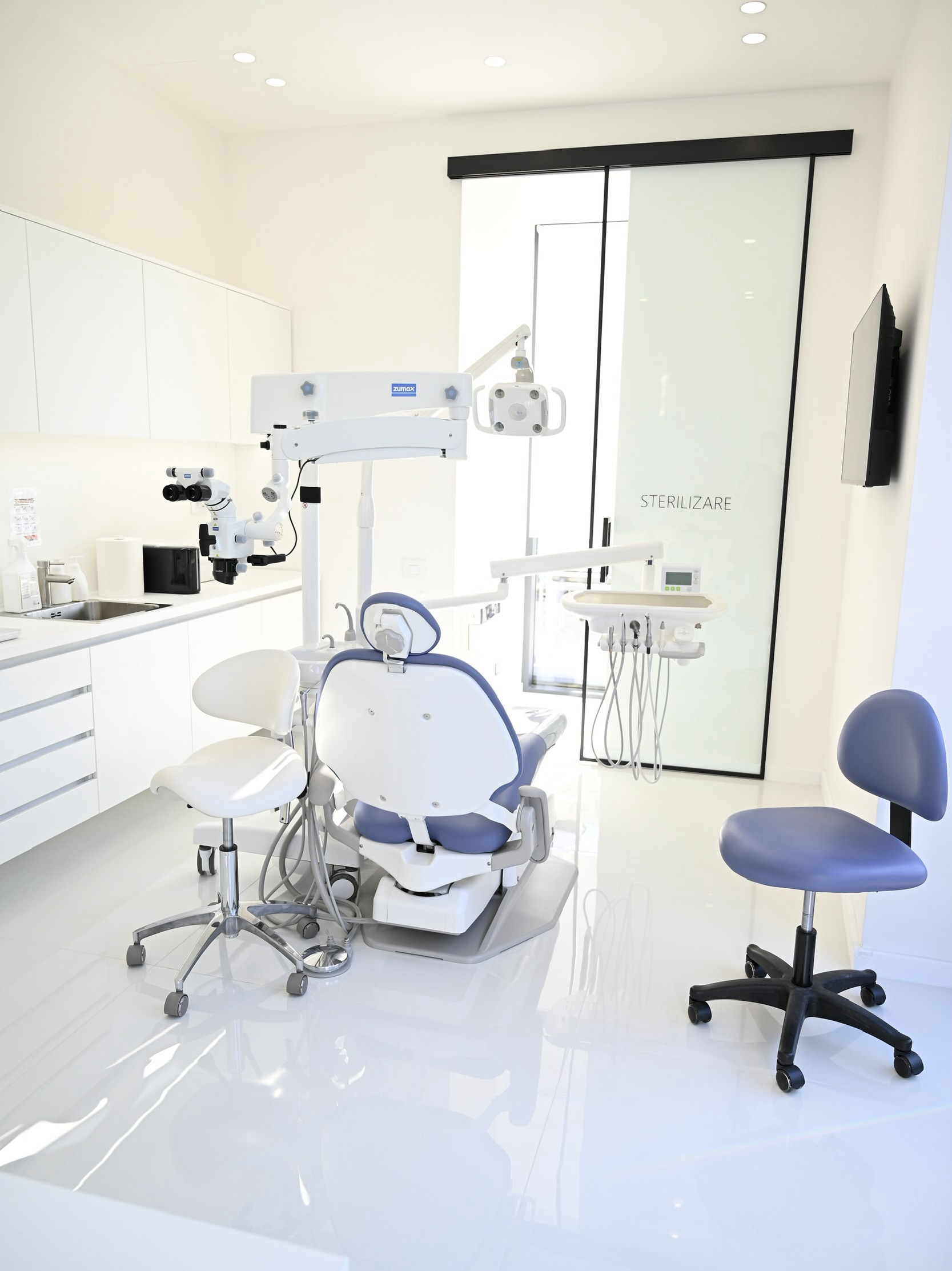 Cabinetul DoctorGal - unitate dentară cu microscop